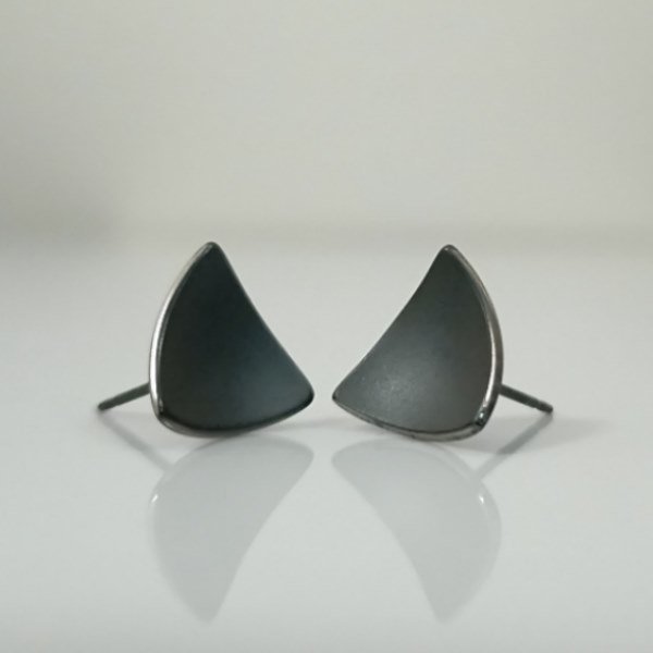 RILEY CURVE STUDS (Black Satin)