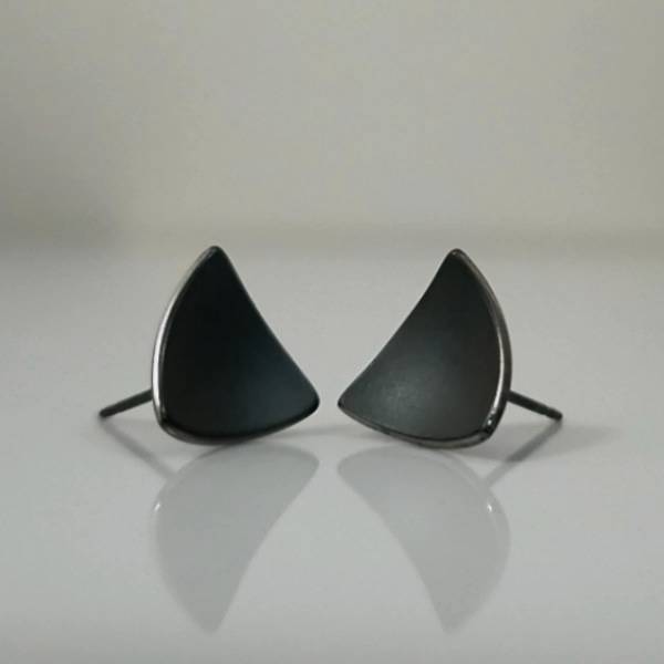 RILEY CURVE STUDS (Black Satin)